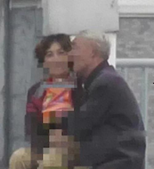 大妈吃瓜打大爷,一场邻里纷争的闹剧