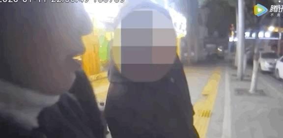 吃瓜被警察抓视频,警察抓捕现场视频引发热议