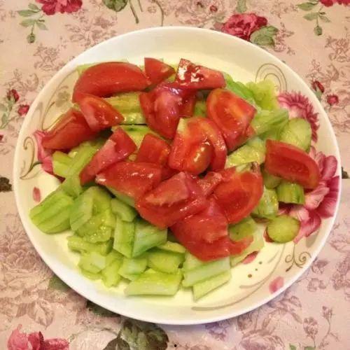 小瓜吃番茄表情,趣味横生的美食互动瞬间